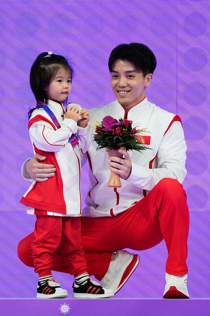 亚洲运动员奉献精彩表演，登上领奖台